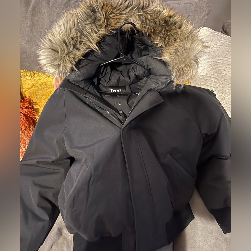 Aritzia barely worn beautiful black resort parka!!!!! Xl